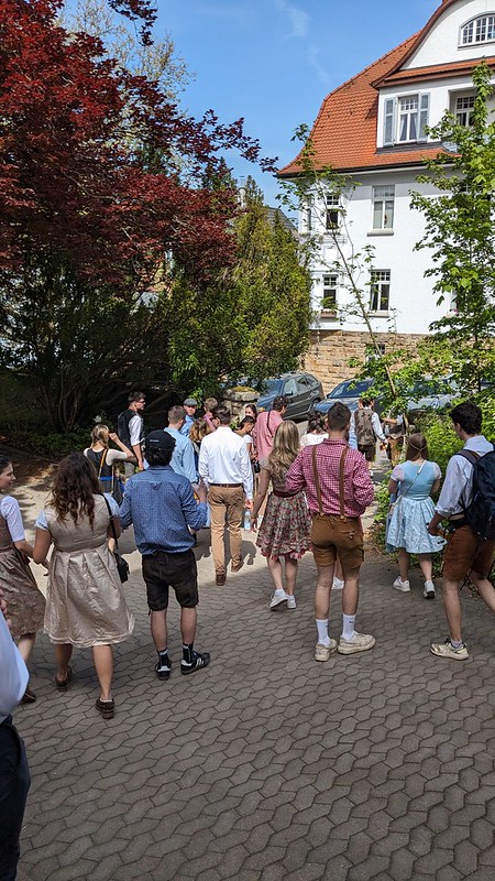 Mitglieder in Tracht auf dem Weg zum Ausflug am ersten Mai