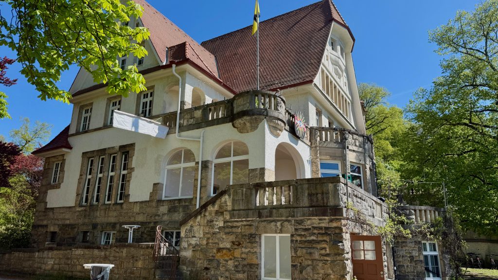Das Gesellschaftshaus mit Freitreppe, Erker und Balkonen