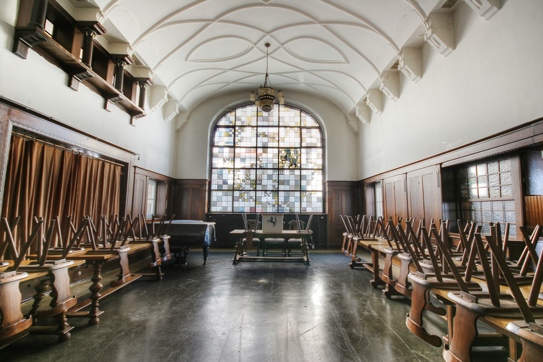 Der Kneipsaal mit Gewölbedecke und Buntglasfenster
