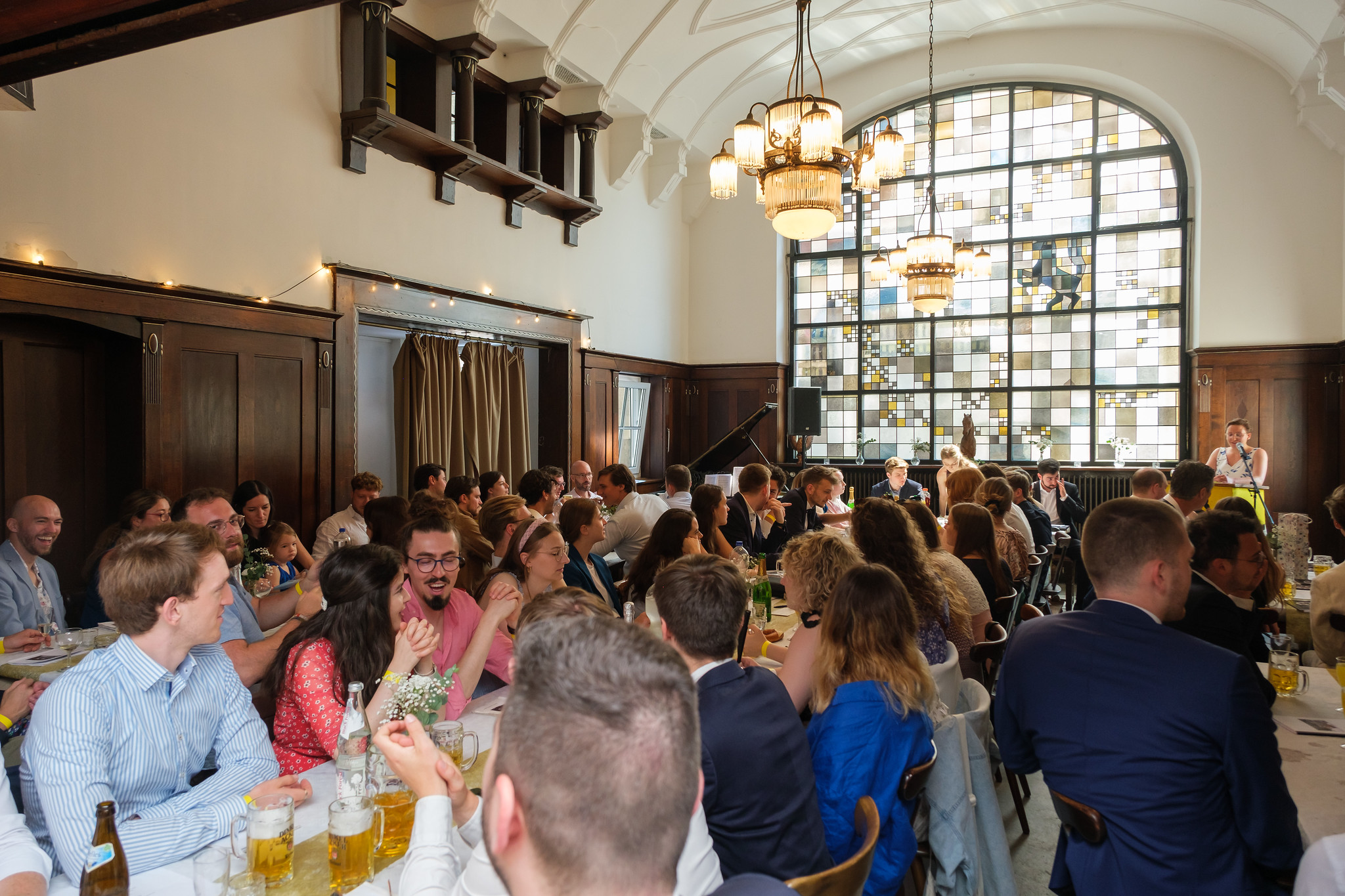 Voll besetzte Tafeln im Kneipsaal beim Stiftungsfest