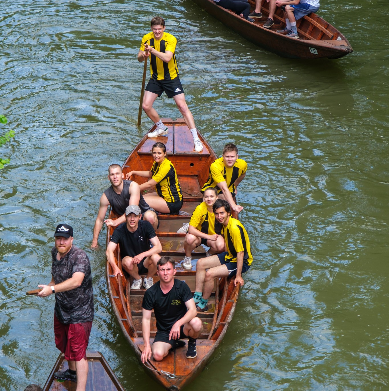 Die Mannschaft der Stuttgardia beim Stocherkahnrennen auf dem Neckar