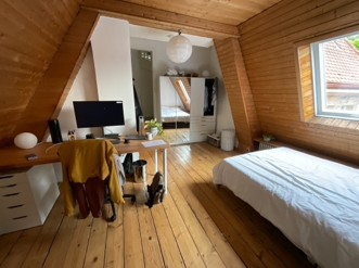Holzvertäfeltes Dachzimmer mit Schreibtisch und Dachschräge