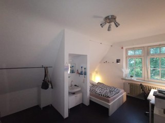 Dachzimmer mit eigenem Waschbecken unter der Schräge